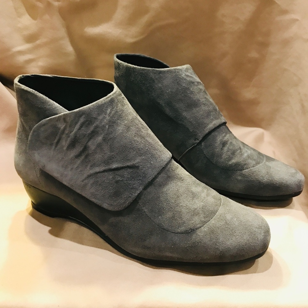 NEW gray suede Nurture ankle boots. Size 9.